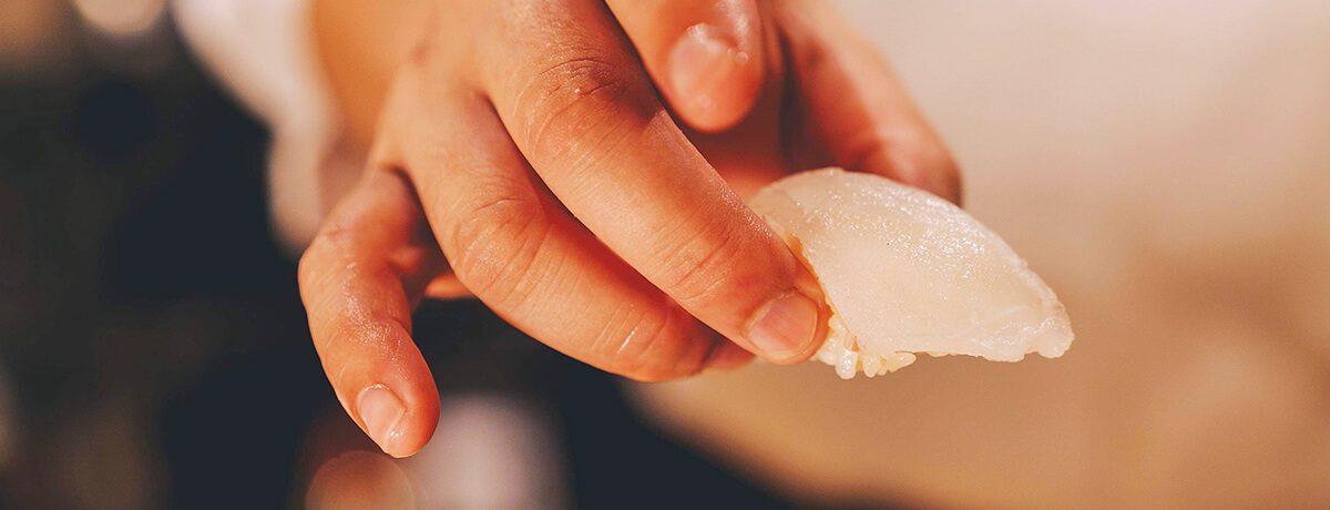 画像:お寿司を握る手